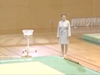 Corina فعل عاري الصدر gymnastics