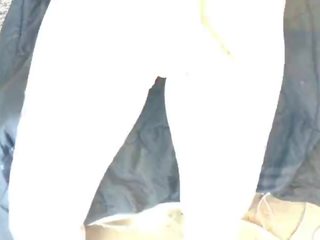 קאמינג ב שלי תחתונים ו - יוגה מִכְנָסַיִים ו - למשוך שלהם למעלה לפני מכון כושר