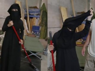 Chuyến du lịch của lợi phẩm - muslim người phụ nữ sweeping sàn được noticed qua groovy đến trot mỹ lính