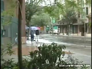 Rebecca missed ju autobus a to bol raining všetko deň. tento gave nás a šanca na robiť niečo enchanting pre ju podľa offering tento desivý staré somewhere na pobyt zatiaľ čo čakania pre a ďalšie autobus na prísť. ona ca