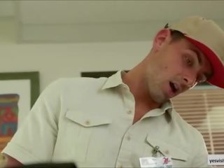 איזבלה מקבל מזוין על ידי א delivery bloke