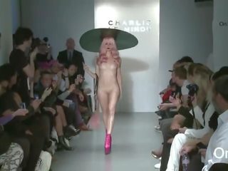 Fashion models catwalk birleşmek