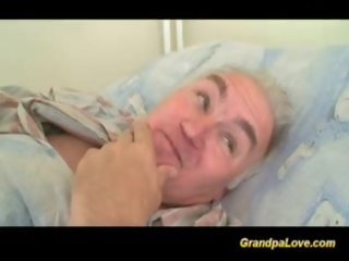 Kakek ciri hubungan intim sebuah bagus rambut coklat perawat pemberian mengisap penis