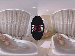 Virtual टॅबू - बस्टी ब्रुनेट बैंग्स स्वयं में बबल स्नान