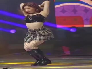 Its itzys chaeryeong showing off her aýaklar in fishnets