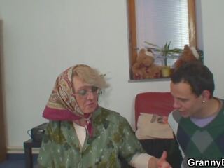 Samotny 60 roku stary babcia podoba za nieznajomy