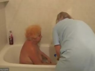 На медицинска сестра bathes стар дебели бабичка в баня