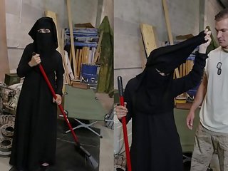 Tur de gaoz - musulman femeie sweeping podea devine noticed de oversexed american soldier
