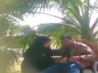 Arab kekasih memberikan pukulan pekerjaan di taman, gratis resolusi tinggi kotor video de