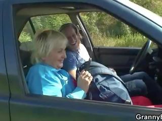 Abuelita consiguiendo machacados en la coche