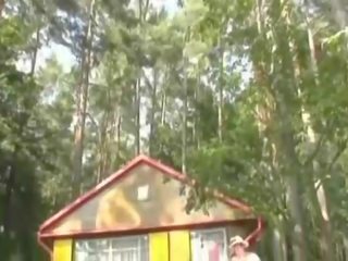 Epshor gjysh duke thithur i vjetër peter në the pyll