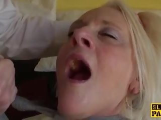 Facefucked brittiska grannyen finger i henne röv: fria x topplista film 7f