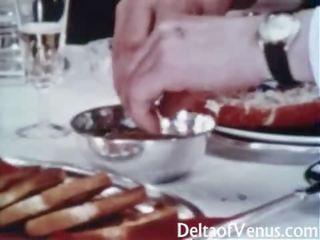 Tappning smutsiga video- mov 1960s - hårig middle-aged brunett - bord för tre