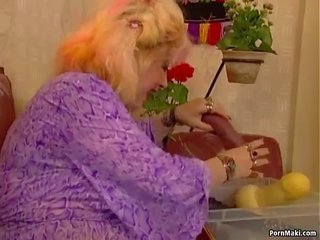 Montok perempuan tua menikmati seks dengan memasukkan tangan dan fucknig